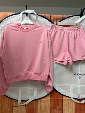 ALO Women's Crewneck Top and Shorts — Suitable for Both Outings and Workouts M